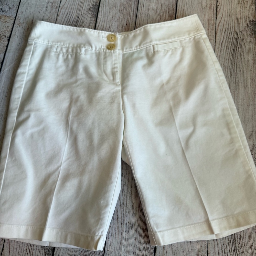 ANN TAYLOR Signature Fit White Bermuda Shorts 0 Petite